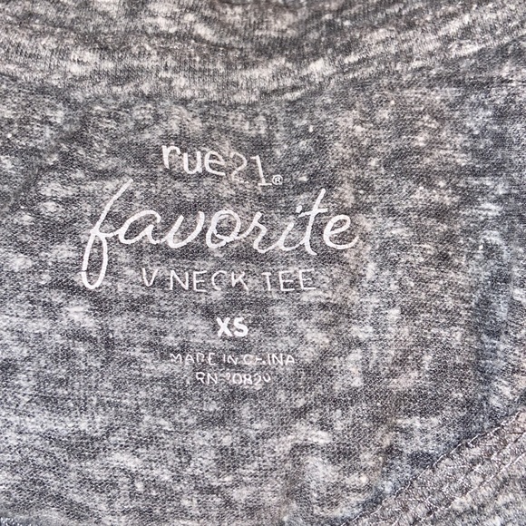 Simple gray top👽🦭🌪 - Picture 2 of 2